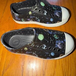 Native Jefferson Water Shoes Space Print Sz Kids c10